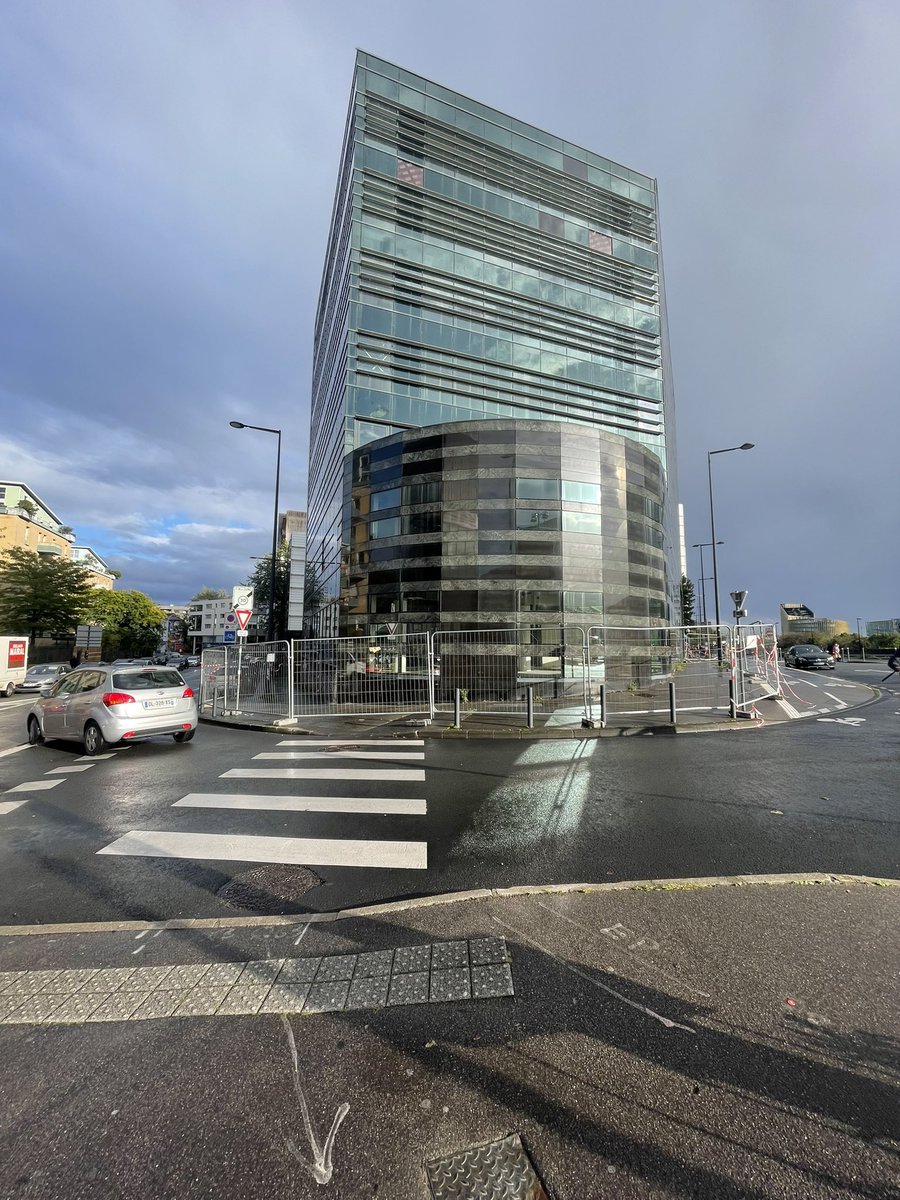 raphcou's tweet photo. Déjà 2 mois que le trottoir est inaccessible rue Fb de Rbx/rue de Luxembourg.Aucune signalisation.Poussettes,fauteuils roulants,piétons,venez tenter votre chance sur la piste cyclable avec les autos dans le dos. 2 chutes récentes de passants @MEL_Lille @lillefrance Une solution? https://t.co/ubNhTlNQud