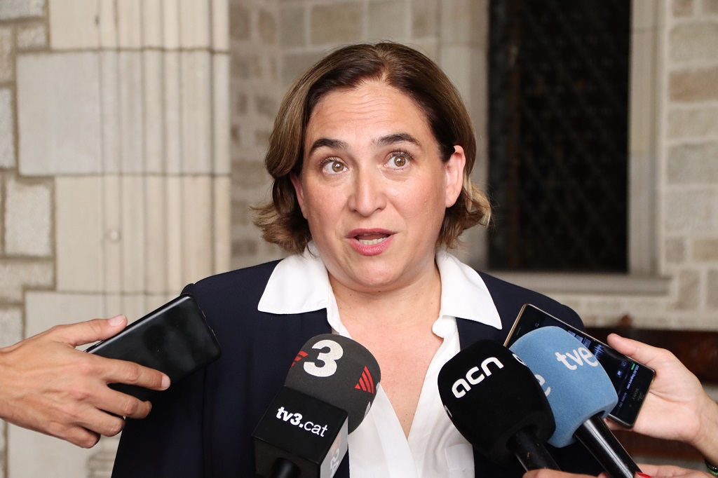 Colau esclata contra les "hores i hores de TV repetint i instal·lant la idea de 'violència a Barcelona": "Ja n'hi ha prou de difamar!" bit.ly/3DW6ACs