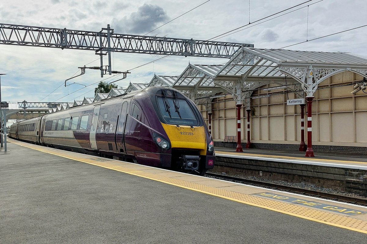 #MidlandMainlineMonday A couple of results from some 🍆 #UnitPhotting at Kettering yesterday. @EastMidRailway 360120 prepares to depart to Corby on a Connect service & 222103 stranded in P3 with a door fault causing up services to run through on the slow lines. #EMR #MML 25/9/22