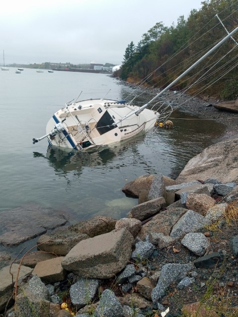 GardeCotiereCAN's tweet photo. #GCCEnDirect Nouvelles de l'Atlantique - Suite à l'ouragan #Fiona, nous sommes sur le terrain et parcourrons la région pour répondre à des incidents : navires coulés, échoués et dommages aux aides à la navigation. Tous les efforts sont déployés pour aider les zones touchées. https://t.co/NqPbwdTZ0r