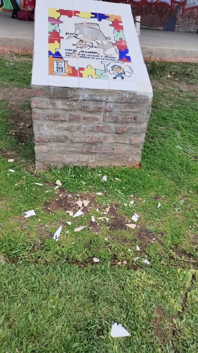 ne_ddhh's tweet photo. Repudiamos la vandalización ocurrida durante este fin de semana en el Parque de la Estación, sobre la placa en conmemoración a @abuelasdifusion  colocada el 26 de Junio de 2019.
@tatyanasfi https://t.co/jDq7NAQcOt