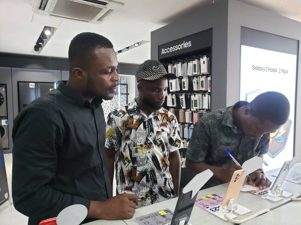 EVhubaccra's tweet image. 𝗘𝗻𝘁𝗿𝗲𝗽𝗿𝗲𝗻𝗲𝘂𝗿 𝗛𝘂𝘀𝘁𝗹𝗲
Last week, Smart tech embarked on an entrepreneurs to Electroland. The aim of this activity was to give them the real-life experience of being an entrepreneur. 
#GTLbaseprogram  
#Incubation 
#PaSE  
#youthemployment