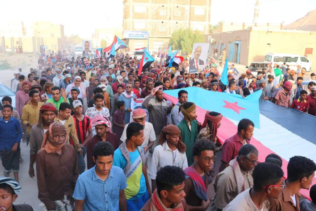 ماشي وطـــــــن للعــيد يكفيكم غرام 
وش من فـــــرح وحنا فقدنا الكهرباء

في وضع لو نسكت عليه ان هو حرام
والفـــسق لا قــلنا لـــــهذا مــــــــرحبا 

وان عـــيّد الواحـد مطنّش ع الدوام 
لا له في المقـــــــبل ولا له في الوراء

...صالح بن عامر...