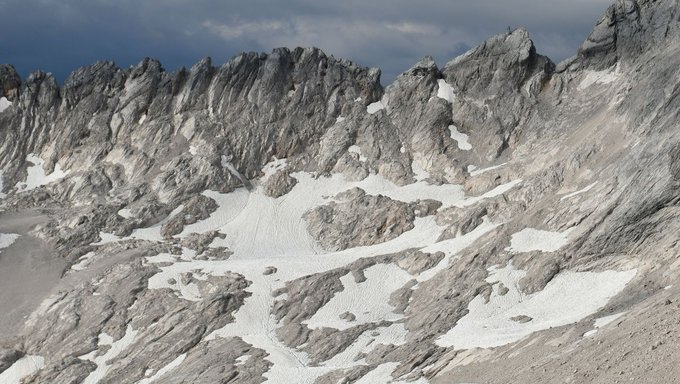 ErnstvAll's tweet photo. Der Südliche #Schneeferner ist tot!
Er ist kein Gletscher mehr - nur noch Toteis
Dem restlichen Eis dort geben Experten noch ein bis zwei Jahre. Jetzt gibt es nur noch vier #Gletscher in #Bayern
https://t.co/TcZN1m6UrV https://t.co/1RkltrS6U5