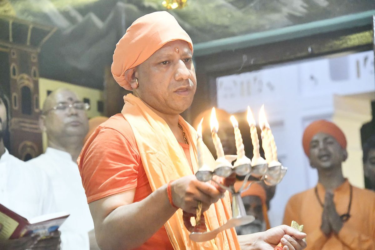 myogiadityanath's tweet photo. शारदीय नवरात्रि के प्रथम दिवस पर आज @GorakhnathMndr में भगवती माँ शैलपुत्री का विधि-विधान पूर्वक पूजन एवं आरती की।

जगज्जननी माँ की कृपा हम सभी पर बनी रहे।

जय माँ शैलपुत्री! https://t.co/DrJqJurFp0
