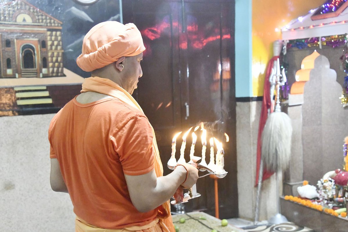 myogiadityanath's tweet photo. शारदीय नवरात्रि के प्रथम दिवस पर आज @GorakhnathMndr में भगवती माँ शैलपुत्री का विधि-विधान पूर्वक पूजन एवं आरती की।

जगज्जननी माँ की कृपा हम सभी पर बनी रहे।

जय माँ शैलपुत्री! https://t.co/DrJqJurFp0