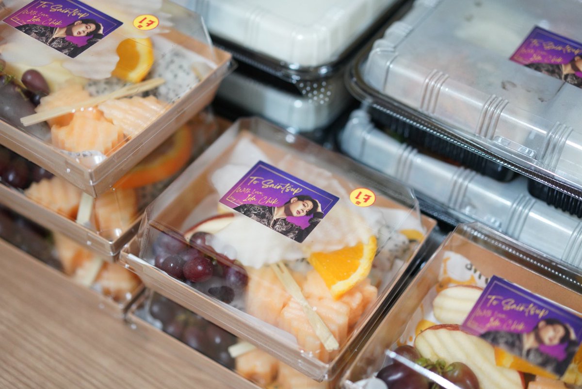 brownandco_th's tweet photo. A lot of Vegetarian Foods for K. @Saint_sup send to #DeadisAllAround Q2 shooting today! Hope K. Saint and Crew enjoy the foods ka☺️🥰 Thank you order from K. Saint HK Fanclub ka🙏🏻

#เซ้นต์เซ้งxShootingQ2 #Saint_sup #MingEr #FoodSupport #FoodSupportThailand #FoodSupportศิลปิน https://t.co/3y7jmcrVXV
