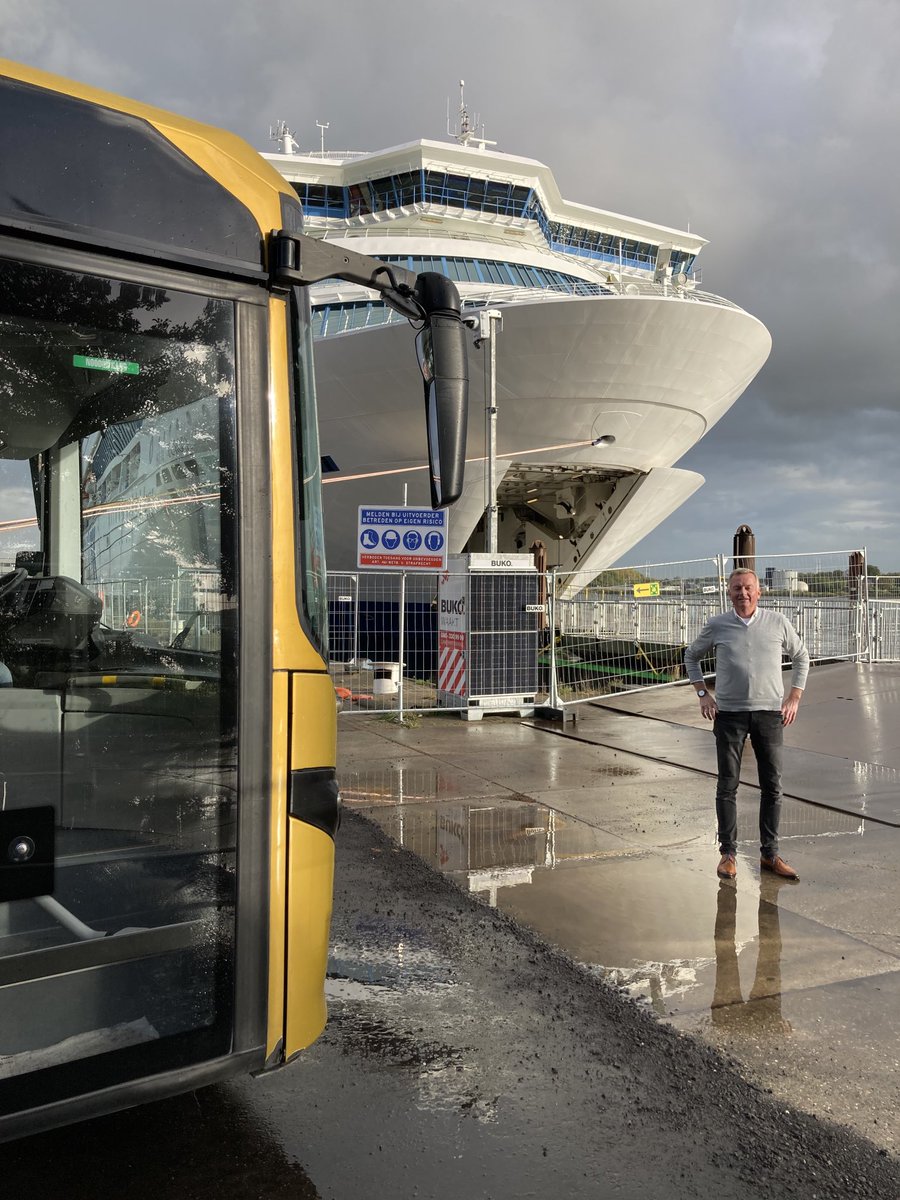 FcDales's tweet photo. De 1e bus is net aangekomen.Vluchtelingen uit Syrië en Yemen. Ze verbleven in Budel en Ter Apel buiten in tenten. Wat goed dat ze nu worden opgevangen in Velsen.Wij leveren een bijdrage aan het oplossen van de nationale opvang crisis .Zo doen wij dat hier. Ik ben trots op Velsen! https://t.co/un2x1xnRUb