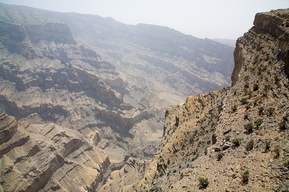 ay_om1's tweet photo. إلى جانب أحواض و روافد الأودية المتدفقة من جبل شمس، هنا خط انحدار للفالق الصخري العظيم، و نلاحظ قوة الانحدار حيث تكثر معه تواجد الشلالات بالمنطقة،، ⬇️ https://t.co/2jHYuw1CrP