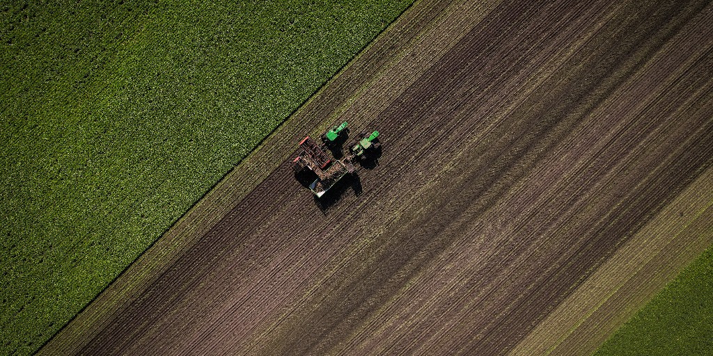 Studio_46_'s tweet photo. Happy #harvest to those working long hours this week to put food on the table.

#sugarbeets #farming #agriculture #drone #dronephotography https://t.co/cvLMuqzfgD