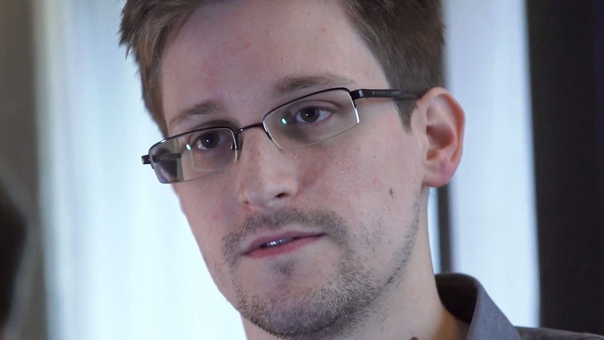 TLDRNewsEU's tweet photo. #BREAKING Vladimir Putin has granted Russian citizenship to American whistleblower Edward Snowden.

Snowden fled the US in 2013 after leaking classified files revealing the US National Security Agency's extensive surveillance operations and was granted asylum in Russia. https://t.co/vmhXoZeX3f
