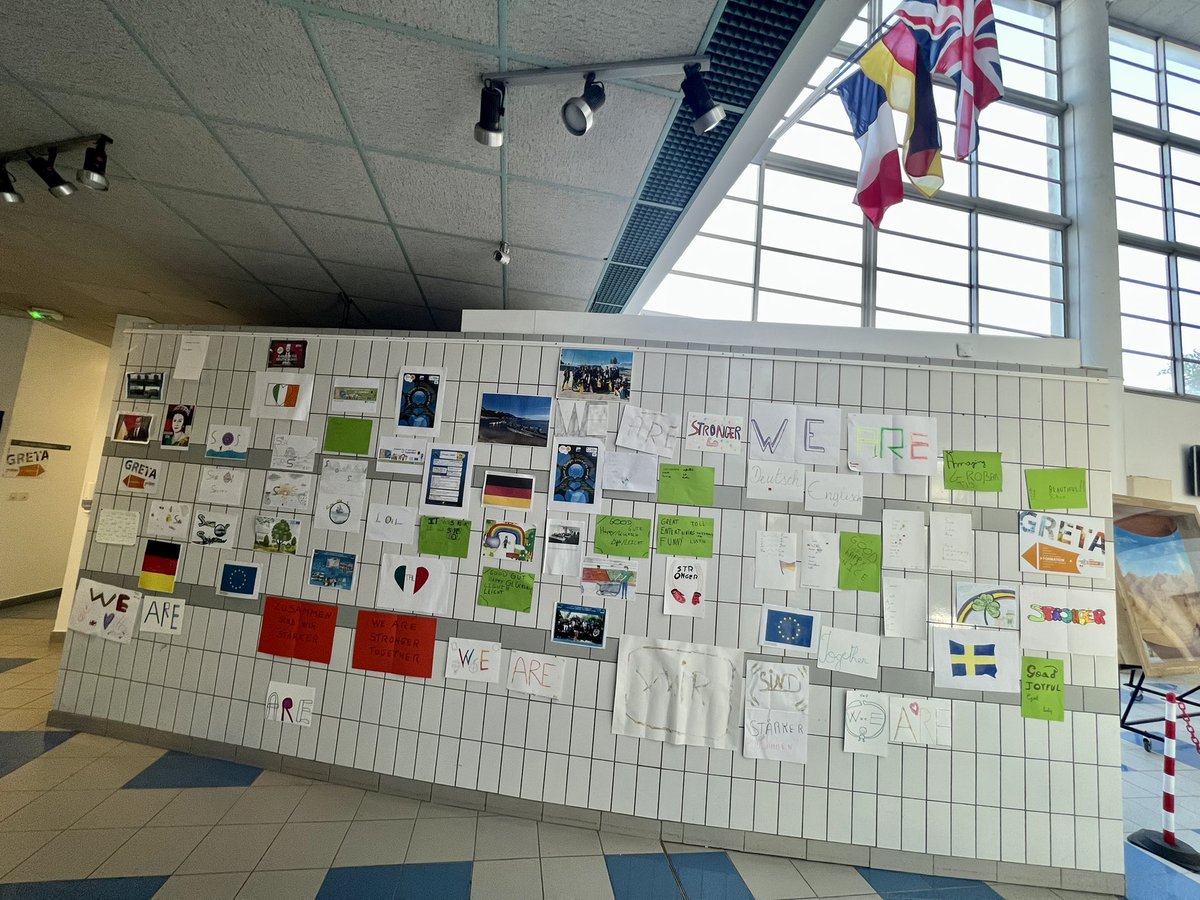 stbouillard7's tweet photo. C’est la Journée européenne des langues vivantes et l’occasion pour les 3PMET du lycée #Cisson #toulon de lancer un projet #zérodéchet en allemand et en anglais🇩🇪🇬🇧Bis bald! See you soon 🤩#JELV2022 @AzurGnd @AllemandAcNice @AnglaisAcNice https://t.co/j6ps1Tzfco