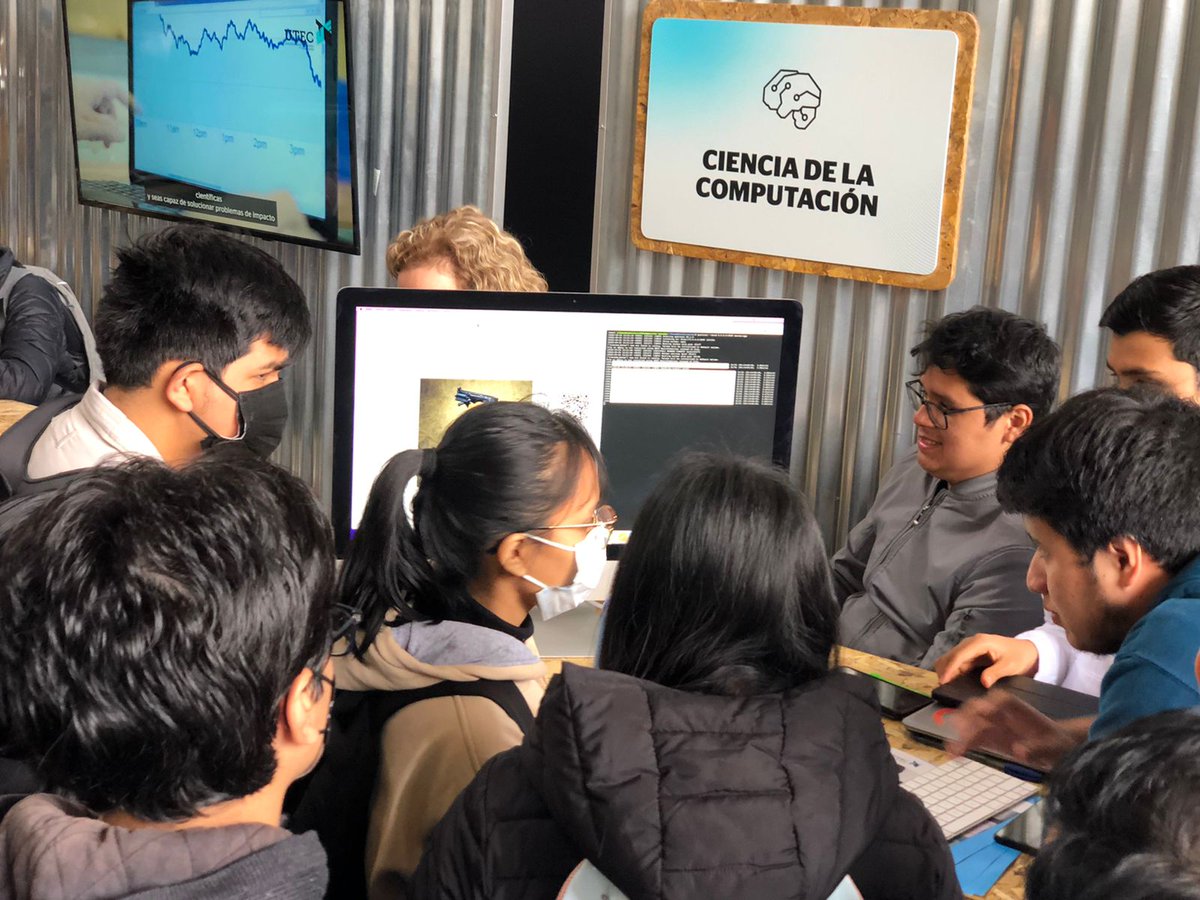 moralespanitz's tweet photo. El día sábado 24 de Setiembre se dio acabo el #OpenDayUTEC. En el stand de #ComputerScience estuve divulgando el poder de los modelos de difusión para la generación de imágenes en base a texto. #UTEC 🇵🇪 https://t.co/RAlfY8ODPQ