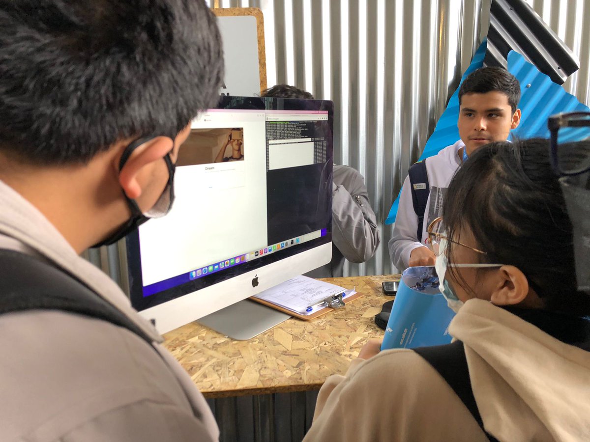 moralespanitz's tweet photo. El día sábado 24 de Setiembre se dio acabo el #OpenDayUTEC. En el stand de #ComputerScience estuve divulgando el poder de los modelos de difusión para la generación de imágenes en base a texto. #UTEC 🇵🇪 https://t.co/RAlfY8ODPQ