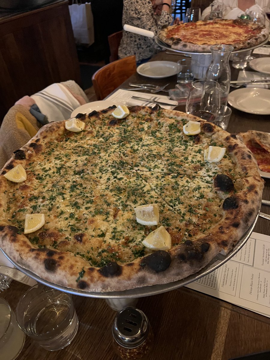 The week in Brooklyn doesn’t get started until family dinner at #FrankiesSpuntino #FandFPizzeria