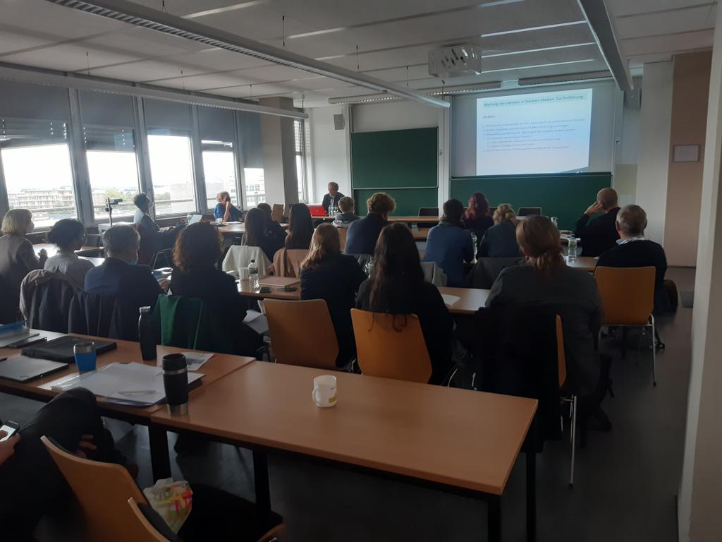 Kristina_Ptzld's tweet photo. bin noch ganz inspiriert von den tollen projektvorstellungen (https://t.co/9rbIJquOC7) und den elaborierten systematiken zu online-rezensionen aus dem gut besuchten panel #wederfailnochlobgesang auf dem #germanistentag vielen dank an die organisatorinnen @mkraxi und @Jberenike! https://t.co/17oFs45ee1