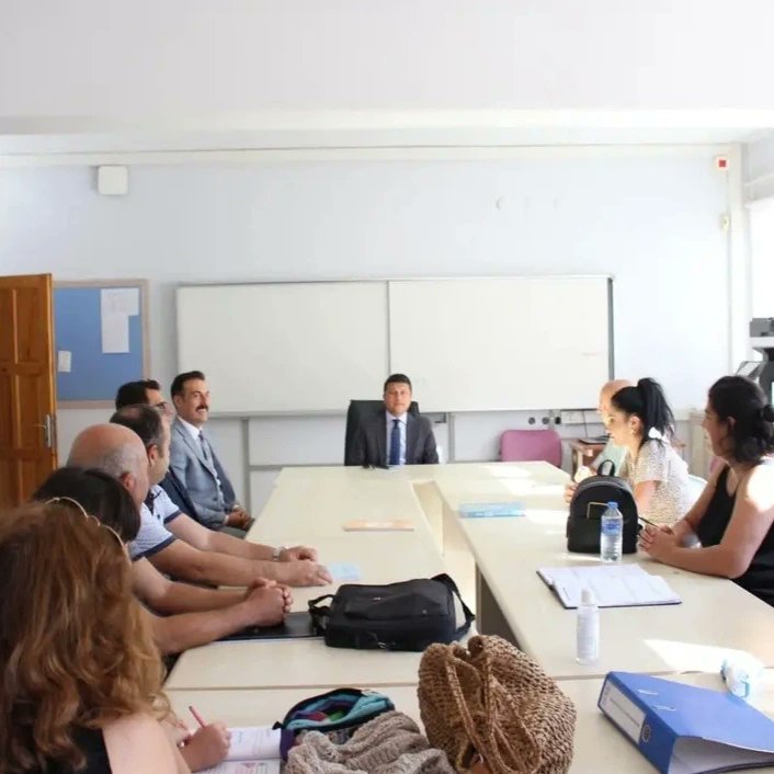 İlçe Kaymakamımız Sayın Murat ÖZTÜRK, İlçe Milli Eğitim Müdürümüz Sayın Melih EROĞLU ile  Okulumuza ziyarette bulundular. Öğretmenlerimiz ile sohbet ettikten sonra sınıflarımızı gezerek değerlendirmelerde bulundular.