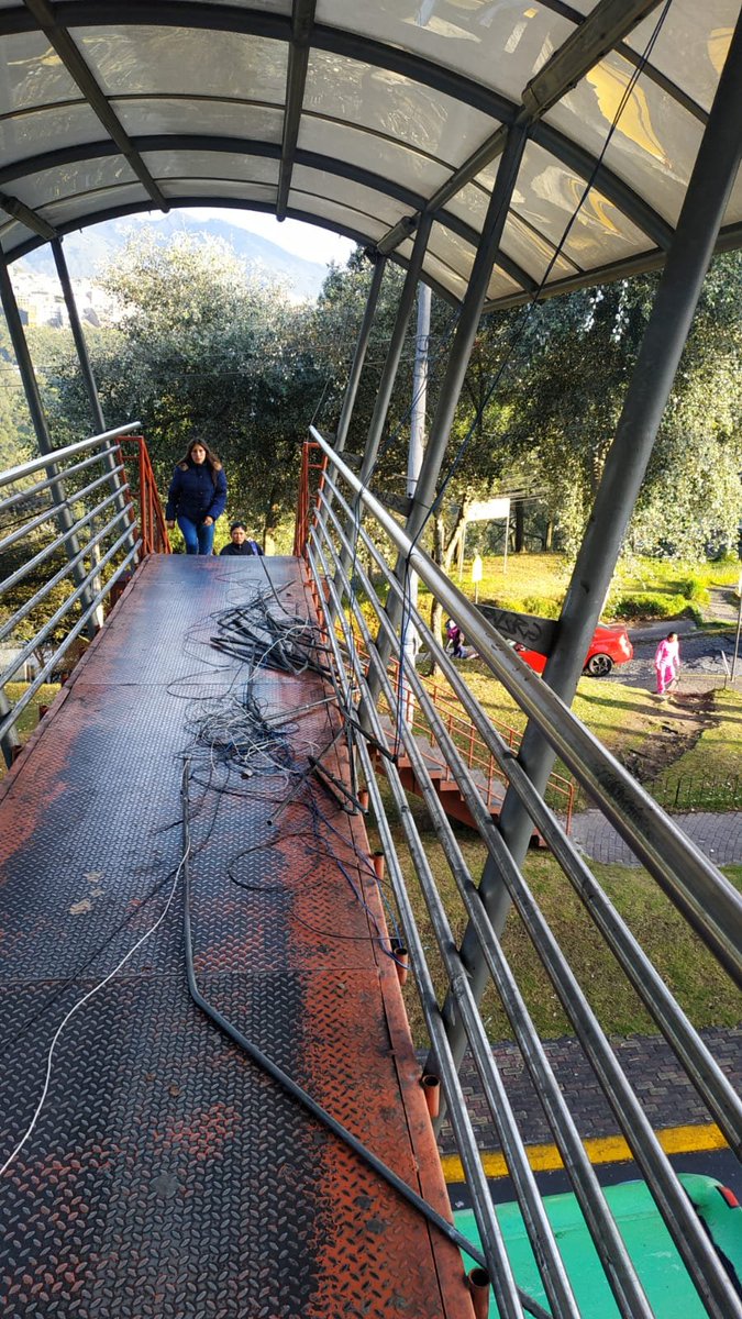 edzambranon's tweet photo. @AutopistaGR @PichinchaGob  por favor puente peatonal del Barrio las Orquídeas sore #AutopistaRumiñahui requiere intervención en la iluminación. Solicitamos su apoyo urgente el lugar se vuelve susceptible a robos sin el alumbrado. https://t.co/6NXbOnfPkW