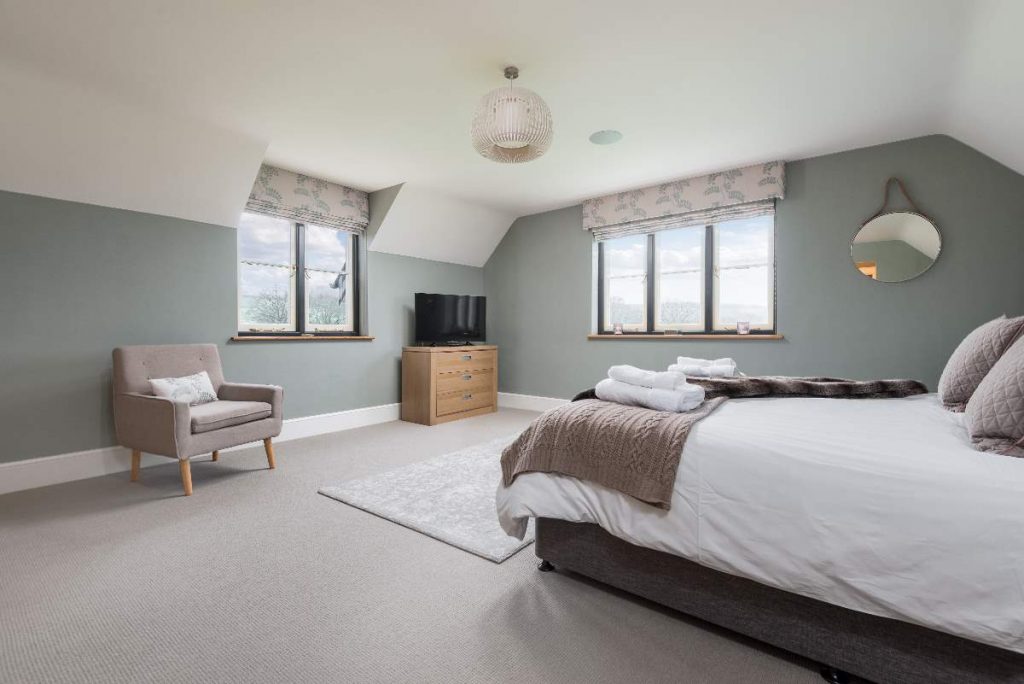 WeAcceptPets's tweet photo. If you are looking for dog-friendly self-catering accommodation for a group check out Sharpnage House. It can accommodate 10 people and also includes a games room. 
https://t.co/Nte0cuFRfQ 
#Checkley #Woolhope #Herefordshire #SelfCatering #DogsWelcome #Groups #FamilyFriendly https://t.co/9bHbl3StzY