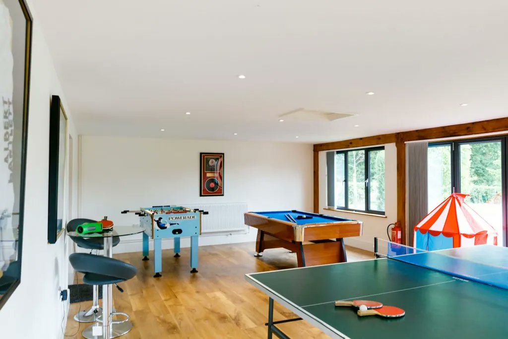WeAcceptPets's tweet photo. If you are looking for dog-friendly self-catering accommodation for a group check out Sharpnage House. It can accommodate 10 people and also includes a games room. 
https://t.co/Nte0cuFRfQ 
#Checkley #Woolhope #Herefordshire #SelfCatering #DogsWelcome #Groups #FamilyFriendly https://t.co/9bHbl3StzY
