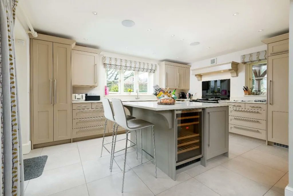 WeAcceptPets's tweet photo. If you are looking for dog-friendly self-catering accommodation for a group check out Sharpnage House. It can accommodate 10 people and also includes a games room. 
https://t.co/Nte0cuFRfQ 
#Checkley #Woolhope #Herefordshire #SelfCatering #DogsWelcome #Groups #FamilyFriendly https://t.co/9bHbl3StzY