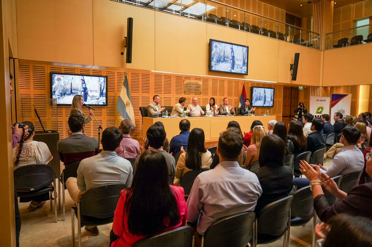 passalacquaok's tweet photo. Acompañando el lanzamiento de los diplomados "Localización de los ODS" y "Desarrollo Sostenible y Economía Circular en Gobiernos Locales". ♻️ https://t.co/TNaEsv0okK