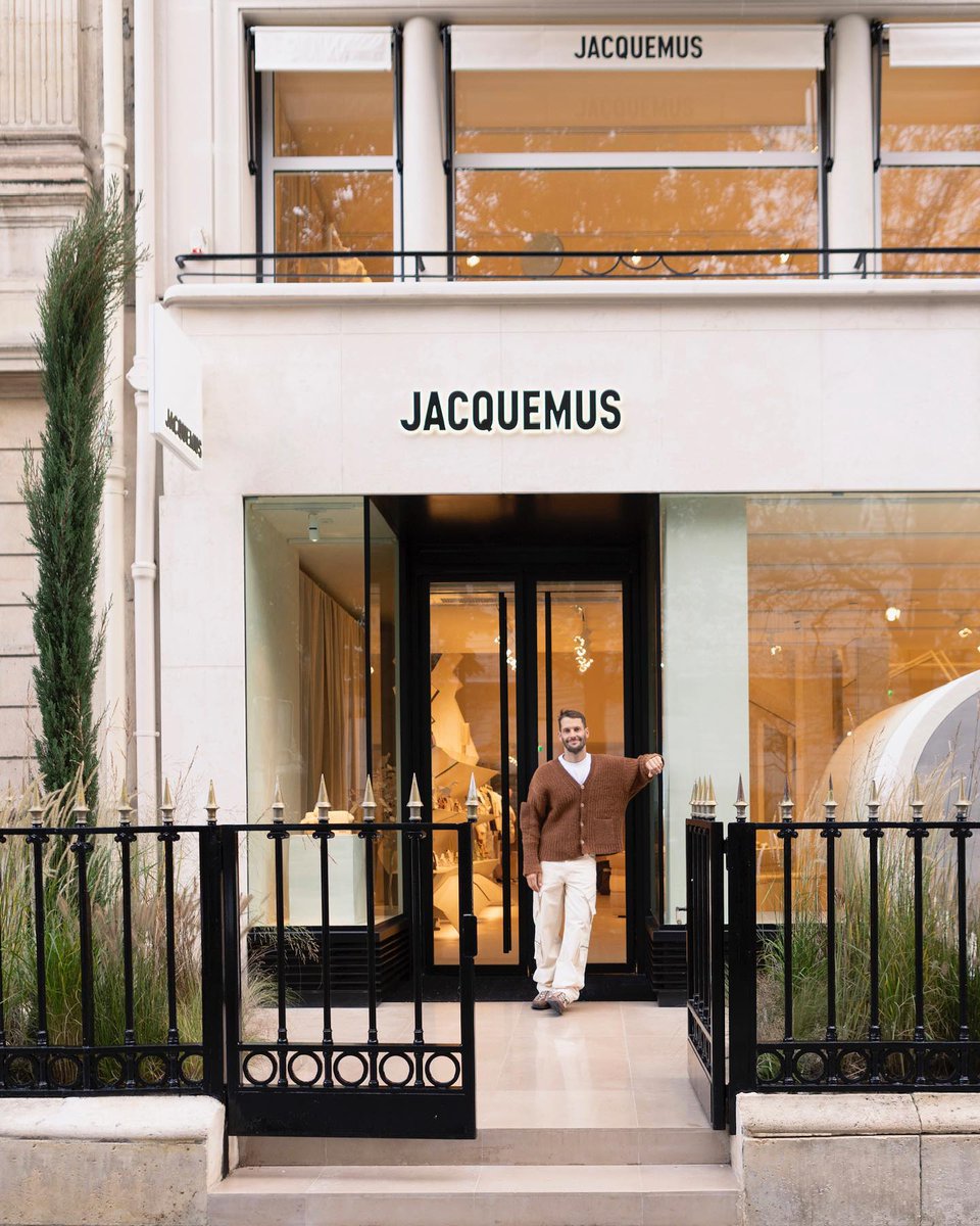 viewsfrance's tweet image. Jacquemus ouvre ce mardi sa première boutique, située Avenue Montaigne 📍