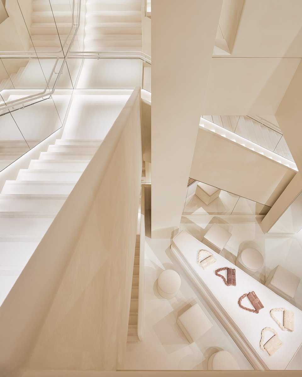 viewsfrance's tweet image. Jacquemus ouvre ce mardi sa première boutique, située Avenue Montaigne 📍