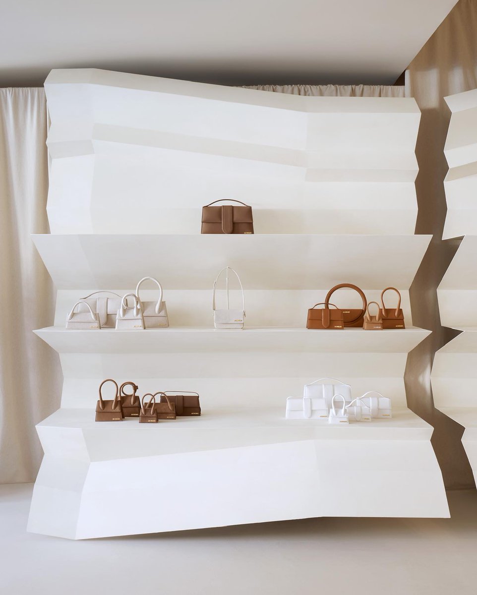 viewsfrance's tweet image. Jacquemus ouvre ce mardi sa première boutique, située Avenue Montaigne 📍