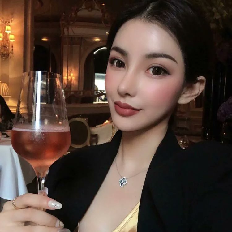 AnnaLiuaaa's tweet photo. Michelin three-star restaurant for dinner with friends https://t.co/f07FBhqJCZ