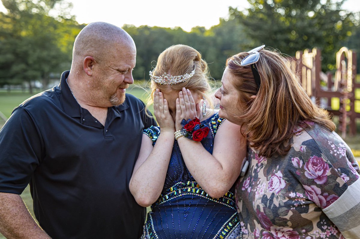 TV_Promo_Dude's tweet photo. My niece is stunning. We had fun on our photo shoot. Even her mom… and dad. 🤣 #Homecoming #GingerFamily https://t.co/rOeQl91YM7