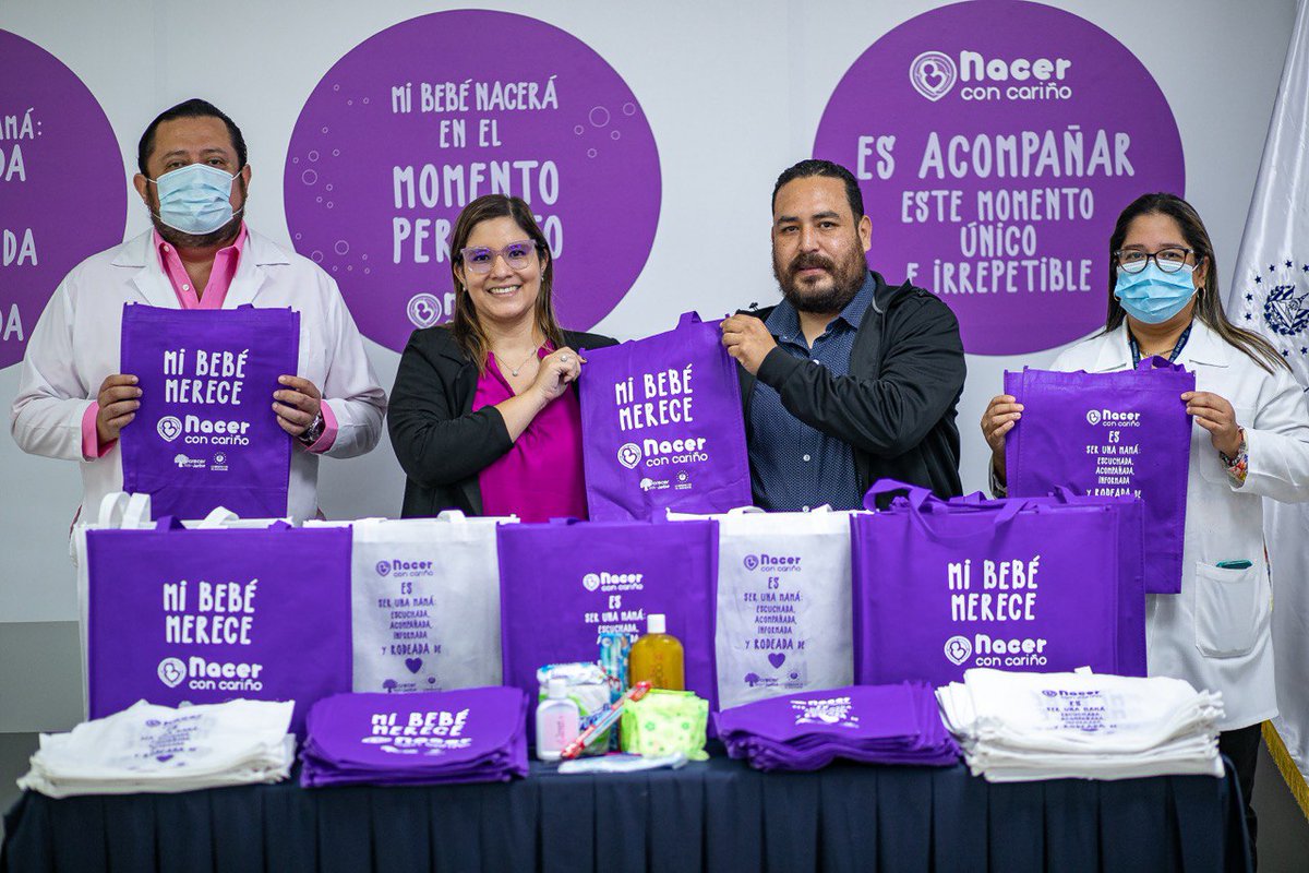 SaludSV's tweet photo. Para ello, esta mañana @loteriasv hace la entrega de 12,320 bolsas ecológicas “Bienvenida a la Maternidad”,  kits que serán repartidos en las 28 maternidades a nivel nacional. https://t.co/3xiGpfUFDF