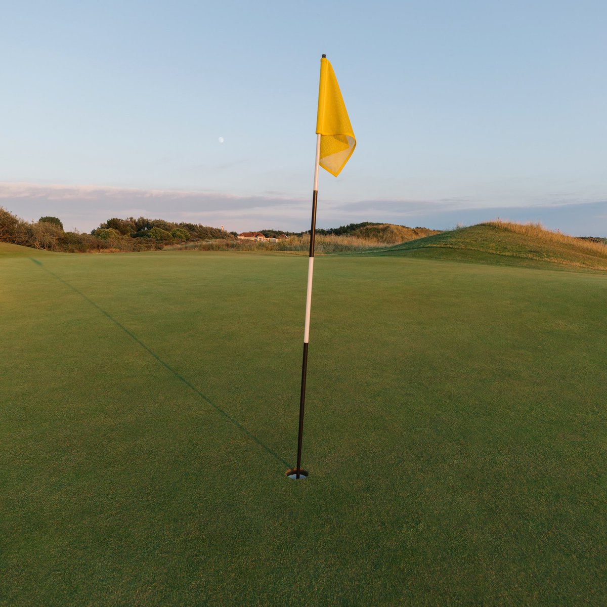 BurnhamBerrow's tweet photo. Last of the long shadows as the Autumn golfing season arrives.⛳️🍂

#autumngolf #linksgolf #top100golfcourse #burnhamonsea #somersetlife https://t.co/qa4jDdTANz