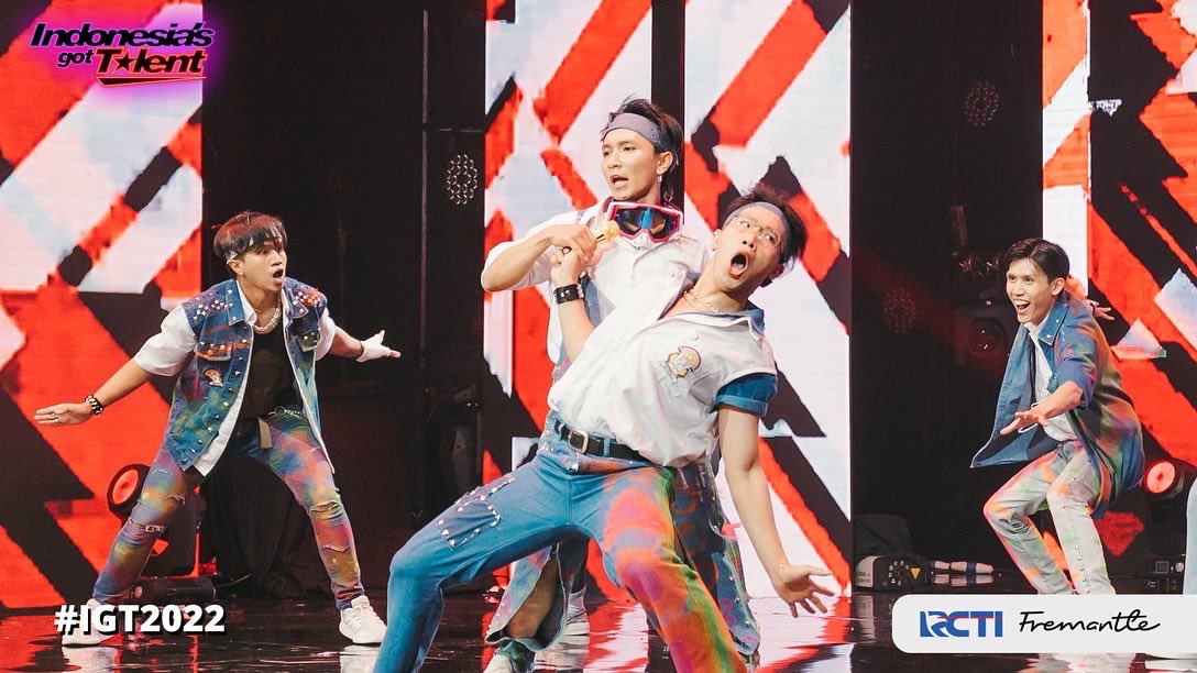 GotTalentID's tweet photo. AMAZING! Wehustle selalu kreatif dan berbeda dengan grup dance lainnya🔥
Menurut @sumargodenny ini adalah penampilan terbaik Wehustle👏🏻😍
Langsung saja vote Wehustle yuk!🚀
ONE STAGE, ALL TALENTS🤩✨
#IGT2022 #GOTTALENT2022 #IndonesiasGotTalent #RoadToGrandFinal https://t.co/4JrL3eT9VQ
