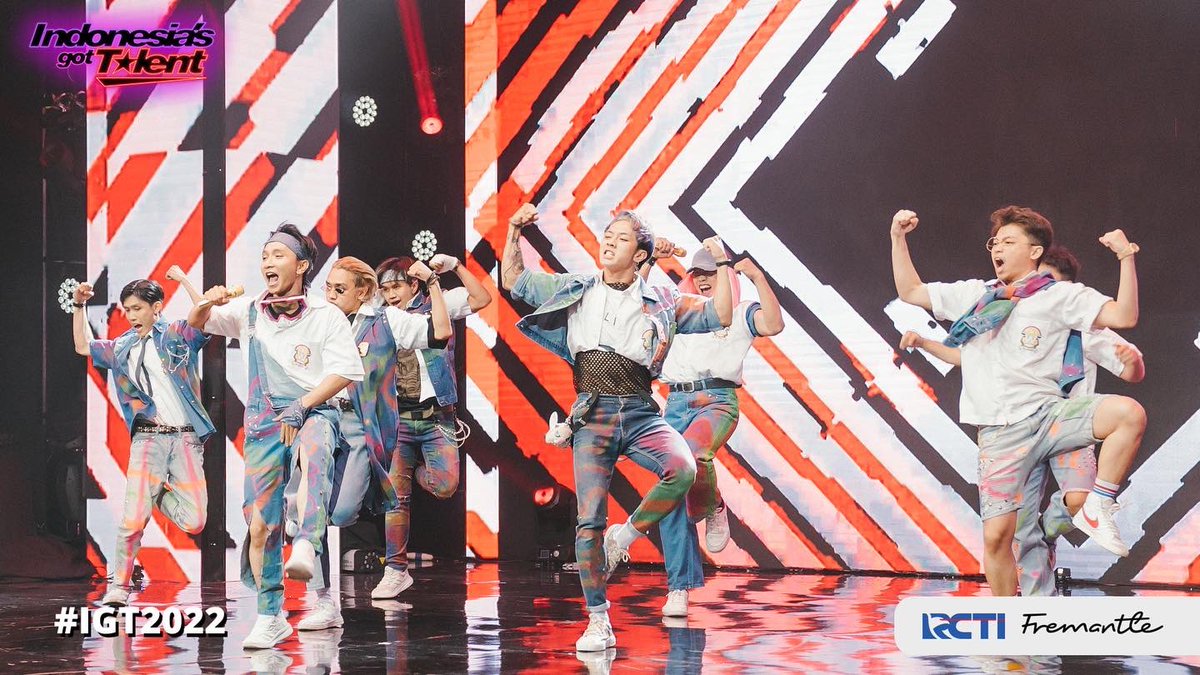 GotTalentID's tweet photo. AMAZING! Wehustle selalu kreatif dan berbeda dengan grup dance lainnya🔥
Menurut @sumargodenny ini adalah penampilan terbaik Wehustle👏🏻😍
Langsung saja vote Wehustle yuk!🚀
ONE STAGE, ALL TALENTS🤩✨
#IGT2022 #GOTTALENT2022 #IndonesiasGotTalent #RoadToGrandFinal https://t.co/4JrL3eT9VQ