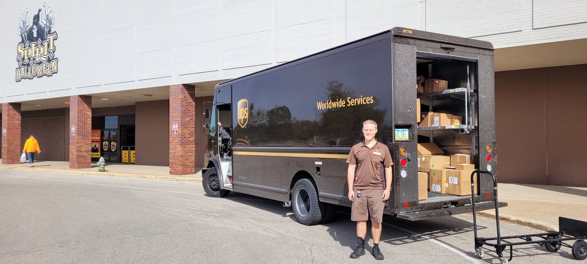 I think it's good luck to see a @UPSers before a hiring event! If you haven't stopped by @IowaWORKS in Cedar Rapids make sure you do by 12:30pm to start your career today! Just enter the Spirit store and head downstairs. Can't make it? Apply today at UPSJobs.com/?SRC=Q1107