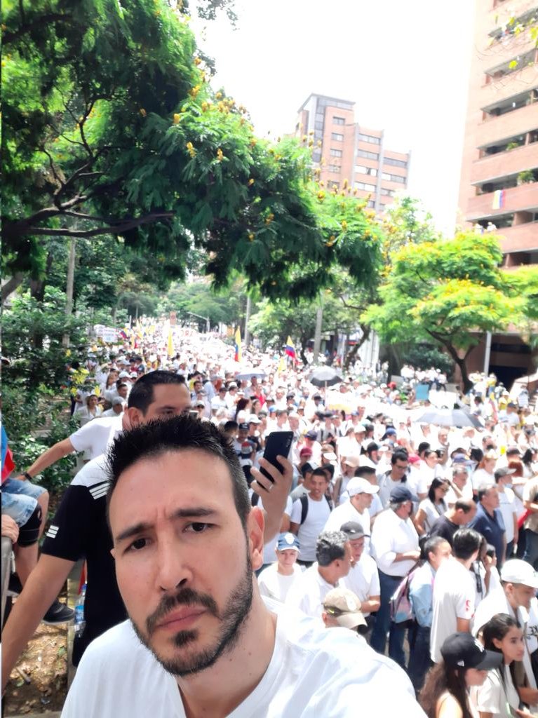 ToroDeArena's tweet photo. Hoy si que me SIENTO ORGULLOSO de ser PAISA y de esta tierra

Esa marcha un lunes yo pensé que no iba a ir nadie y no se imaginan los mares de gente

El mensaje es claro, NO A LAS REFORMAS y la destrucción del país 

#TodosALasCalles26S https://t.co/8D9qb0MA30