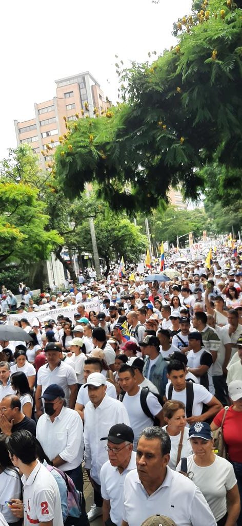 ToroDeArena's tweet photo. Hoy si que me SIENTO ORGULLOSO de ser PAISA y de esta tierra

Esa marcha un lunes yo pensé que no iba a ir nadie y no se imaginan los mares de gente

El mensaje es claro, NO A LAS REFORMAS y la destrucción del país 

#TodosALasCalles26S https://t.co/8D9qb0MA30