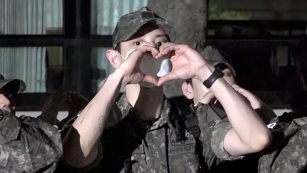 chaneekiebon's tweet photo. กลัวใจชานยอลวันที่ 29 จะใส่ชุดทหารไลฟ์จังเลยค่ะ   #CHANYEOL https://t.co/tgAb1hIGs2