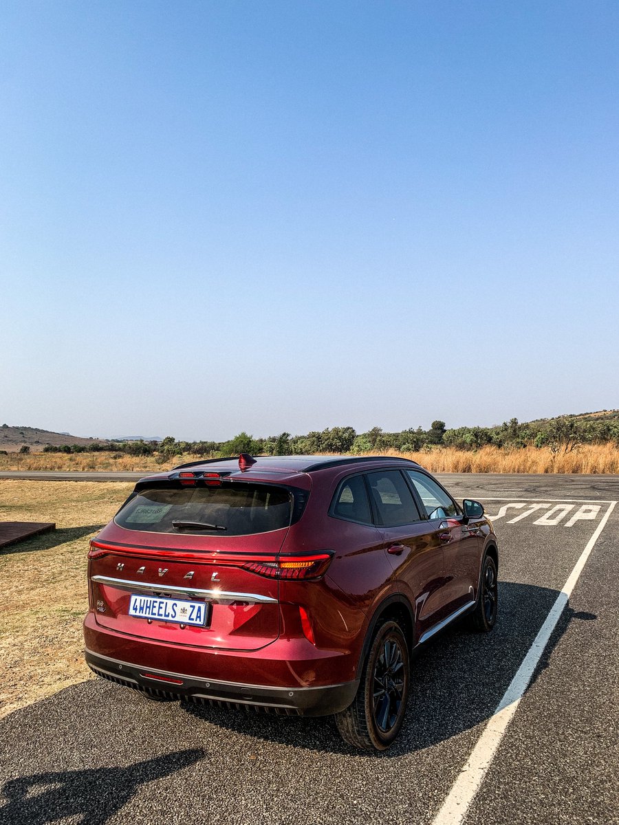 4wheelsZa's tweet image. The all Haval h6 HEV has a power output of 176kW and 530Nm with is from a 1.5L Petrol engine pushed by a electric motor of a 1.75kWh battery which gives it 0-100km/h in 8.5s🔋❤️ Looks stunning too 😮‍💨🤌🏽

#havalsouthafrica #ASmarterWayToDrive #havalh6hev