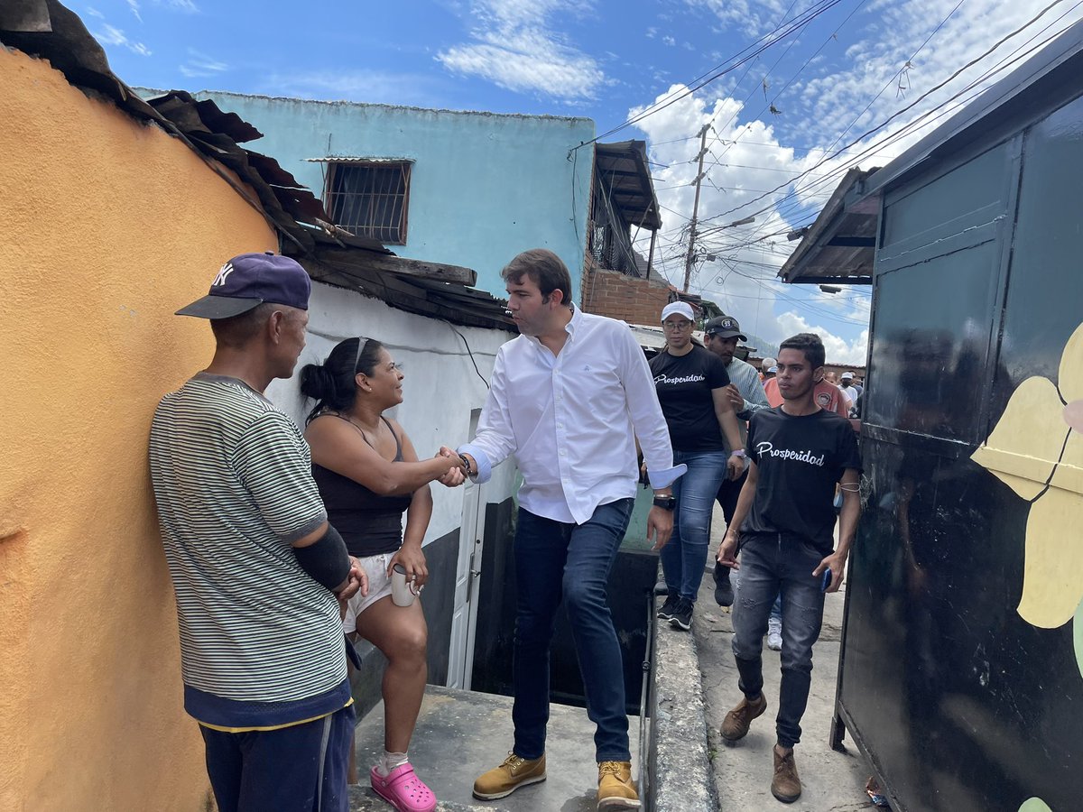 prospericarlos's tweet photo. ¡Sin descanso, seguimos recorriendo las calles de Venezuela!

Con alegría, entusiasmo y esperanza, junto a mis compañeros de #Caracas, Concejal @jesusfbolivard recorrimos Coche sector El Estanque, llevando un mensaje de unión, cambio y prosperidad. #VamosXMas #UnidosXVenezuela https://t.co/2YwTLC2XFf
