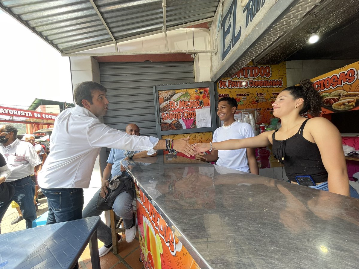 ¡Sin descanso, seguimos recorriendo las calles de Venezuela!

Con alegría, entusiasmo y esperanza, junto a mis compañeros de #Caracas, Concejal @jesusfbolivard recorrimos Coche sector El Estanque, llevando un mensaje de unión, cambio y prosperidad. #VamosXMas #UnidosXVenezuela