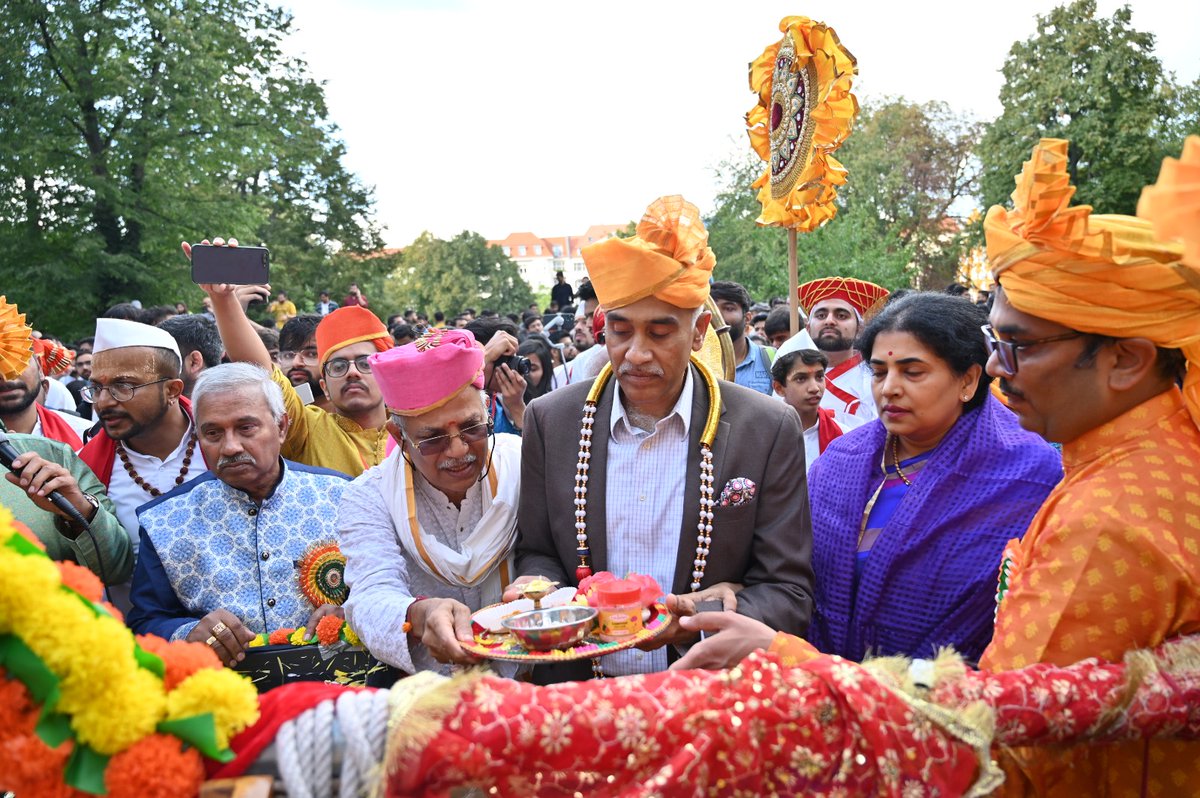 eoiberlin's tweet photo. Festivals of 🇮🇳 in 🇩🇪! 

#AmbHarishParvathaneni &amp; Mrs. Nandita Parvathaneni partook in the #GaneshChaturthi celebrations by Marathi Mitra Mandal e.V. The colourful celebrations saw an impressive participation of over 3500 members of the Indian diaspora! https://t.co/JssqJjtcoo