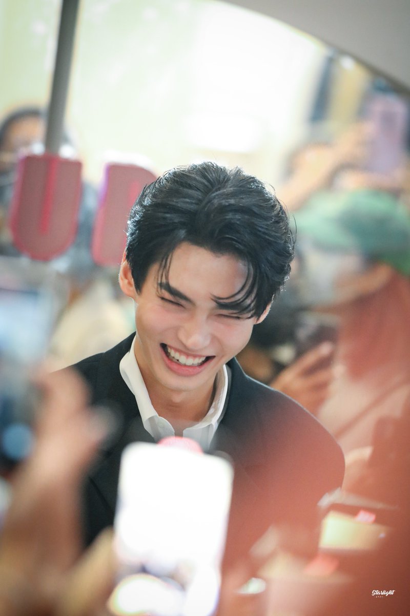 Starlight_1710's tweet photo. ยิ้มสดใสของน้องเค้าแสนจะมีพลัง จากที่วิ่งหอบแฮ่กกันมาก็คือแทบหายเป็นปลิดทิ้ง 🥹

#winmetawin https://t.co/MpuSFPHoux