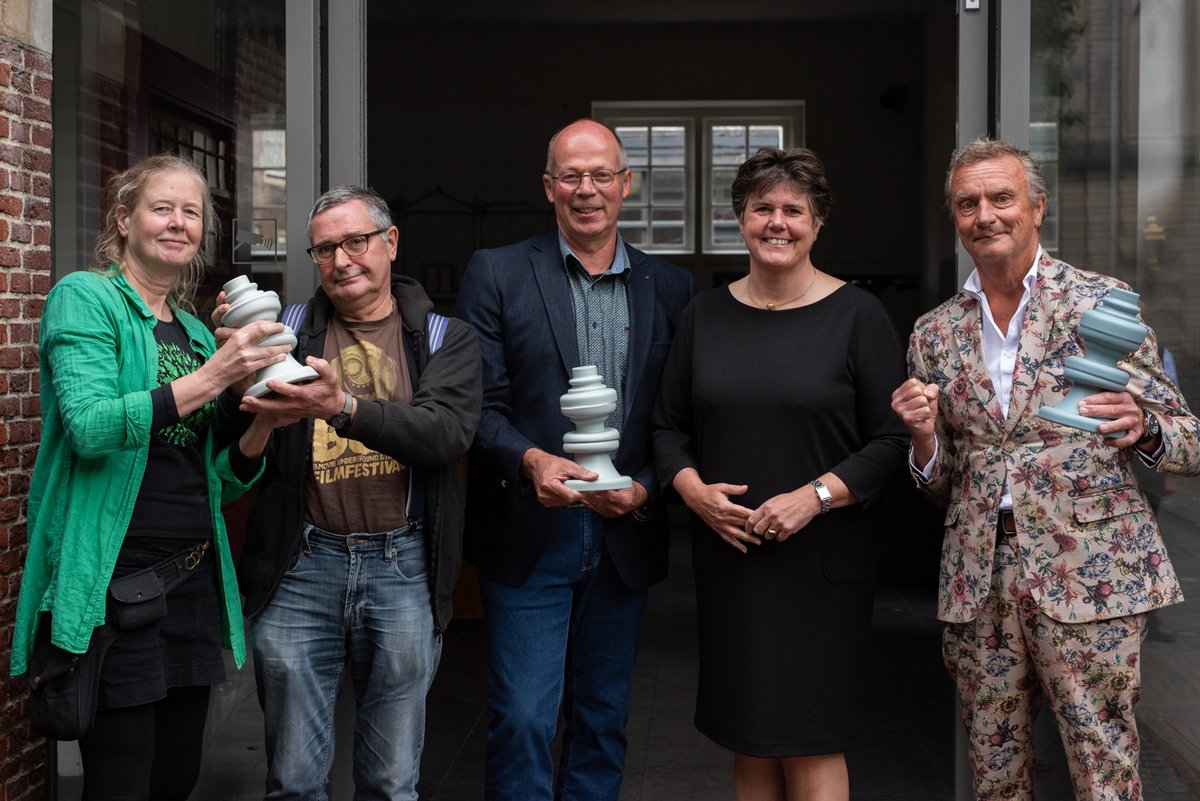 meierij_nieuws's tweet photo. Jan van Hoof ontvangt Brabant Bokaal uit handen van Ina Adema https://t.co/xTAXiAmpZJ https://t.co/7a2g0pyIua