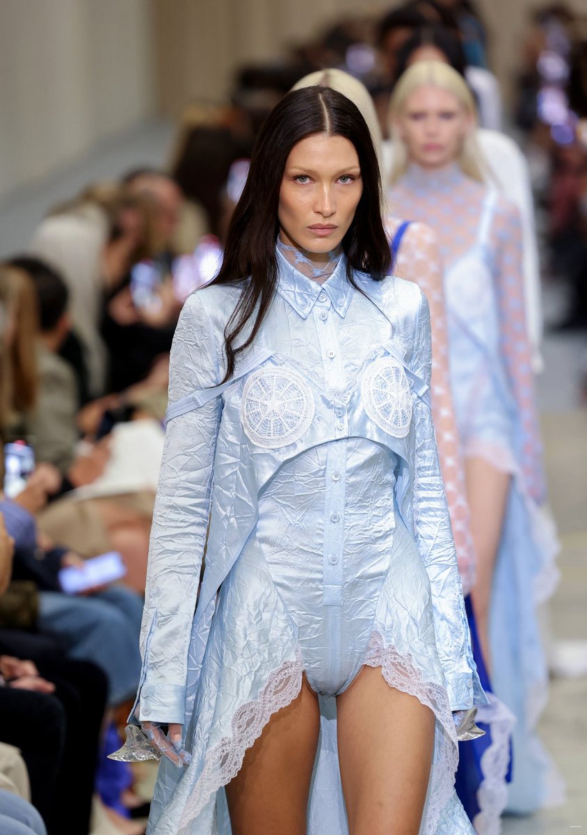 bellalooks's tweet photo. bella hadid for burberry ss23 #lfw https://t.co/9ruLVn5zMP