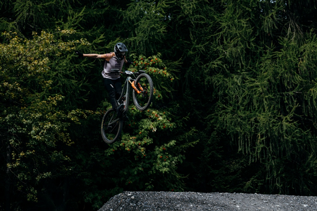 IbisCycles's tweet photo. It's Monday, and we're staring at this photo of @zakarias_johansen wishing we could fly like an ____________. 🦅✈🪁🛸
#Ibis #Ibiscycles #MTB #nohander #flying #mountainbike #EWS #IbisRacing #style #Ripmo #RipmoV2 https://t.co/E7Qr3mdAH2