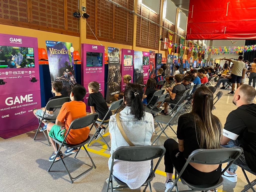 LogroOficial's tweet photo. Espectacular Jornada en Gamefest Sant Cebrià de Vallalta!! 
Atención! porque volvemos el 8 de enero! 
Felicidades a los Ganadores de Fornite, brawl stars, Fifa, Roblox, clash royale. https://t.co/EnDAOxvKpj
