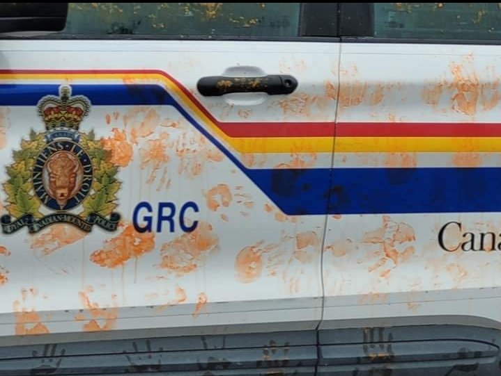 GilbertP4341's tweet photo. Richibuctou @RCMPNB are painting their cars with orange hand prints on their vehicles to commemorate children lost at the Canadian assimilation institutions. What do you think about the federal institution putting orange hand prints on their vehicles? #Rcmp #nb #EveryChildMatters https://t.co/HMW9TV01WV