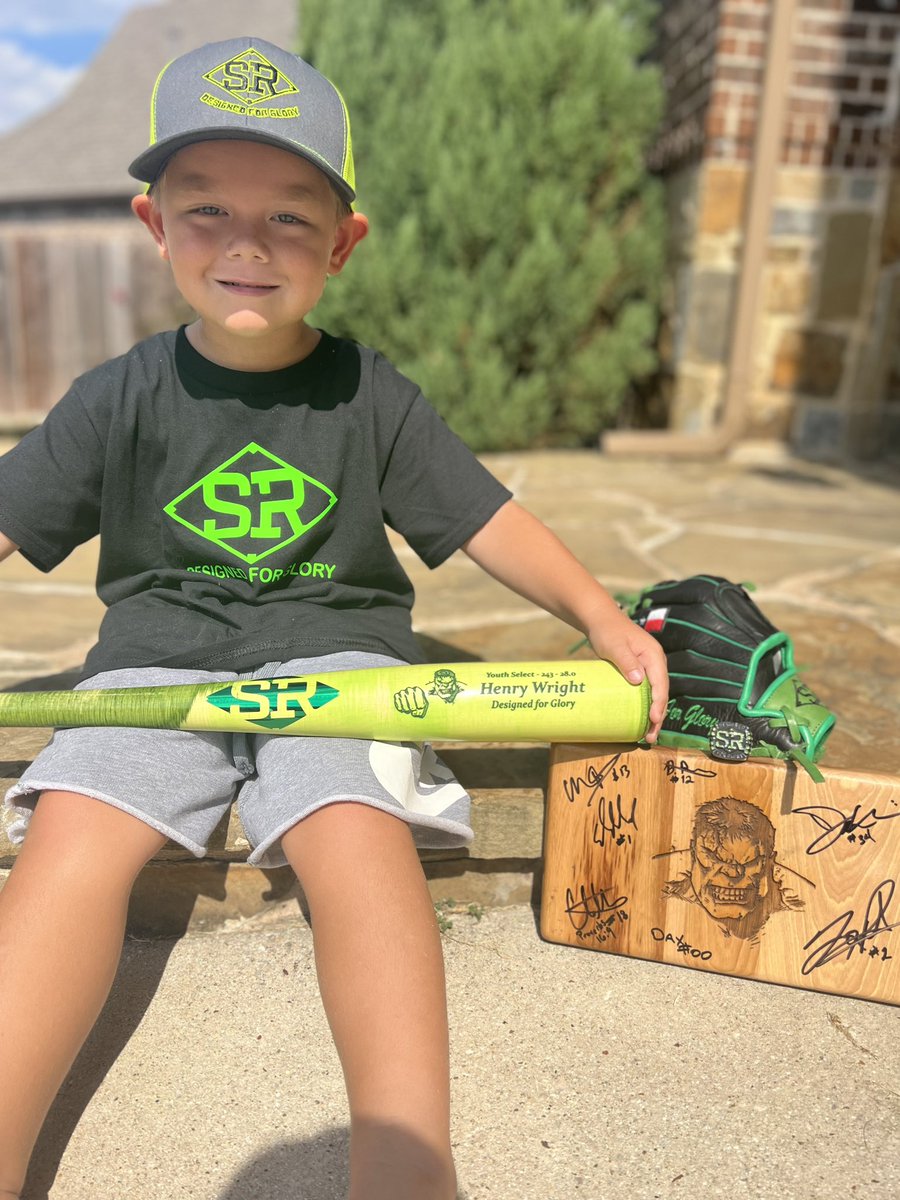 SRBatsTX's tweet photo. The future of baseball is alive and well.
Our boy, Henry is loving his new bat, glove, and attire!
Peek the custom hulk board signed by the team.
SR bats is more than custom bats. It’s custom relationships.
Let’s go, Mr. Bat Flip!
#Family #SRBATS #TX #DesignedForGlory https://t.co/1xatOee4PT